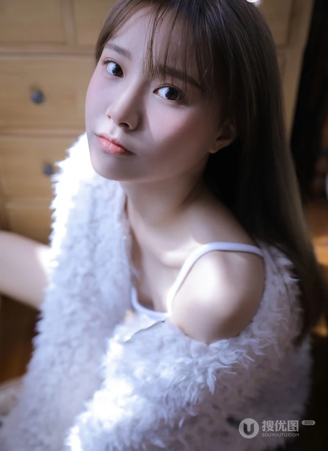 气质白皙少女室内写真，白衣肩带背心搭短裤，身材姣好