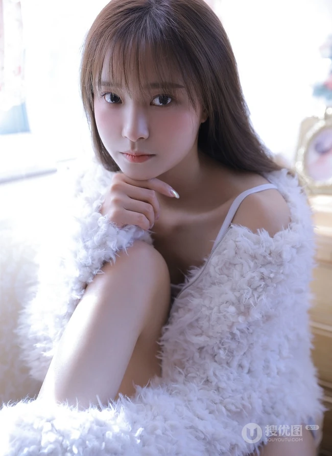 气质白皙少女室内写真，白衣肩带背心搭短裤，身材姣好