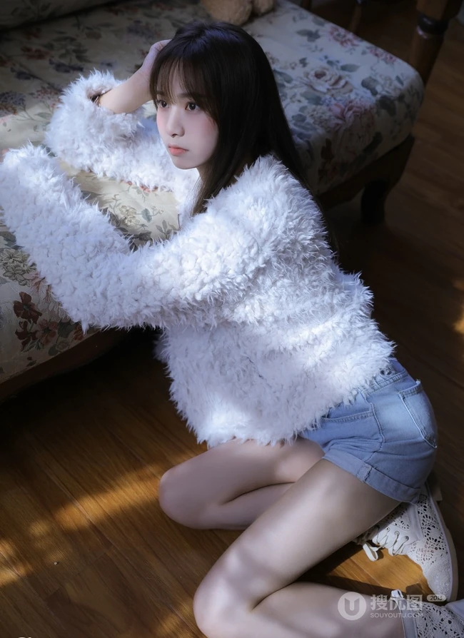 气质白皙少女室内写真，白衣肩带背心搭短裤，身材姣好