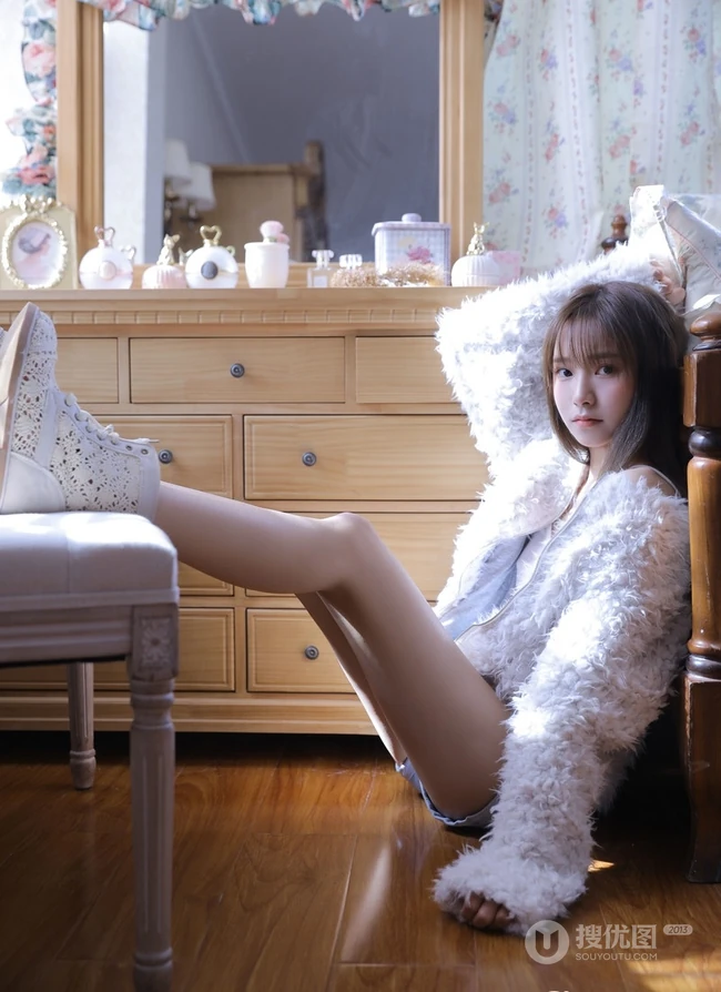 气质白皙少女室内写真，白衣肩带背心搭短裤，身材姣好