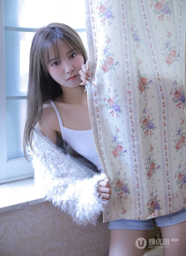 气质白皙少女室内写真，白衣肩带背心搭短裤，身材姣好