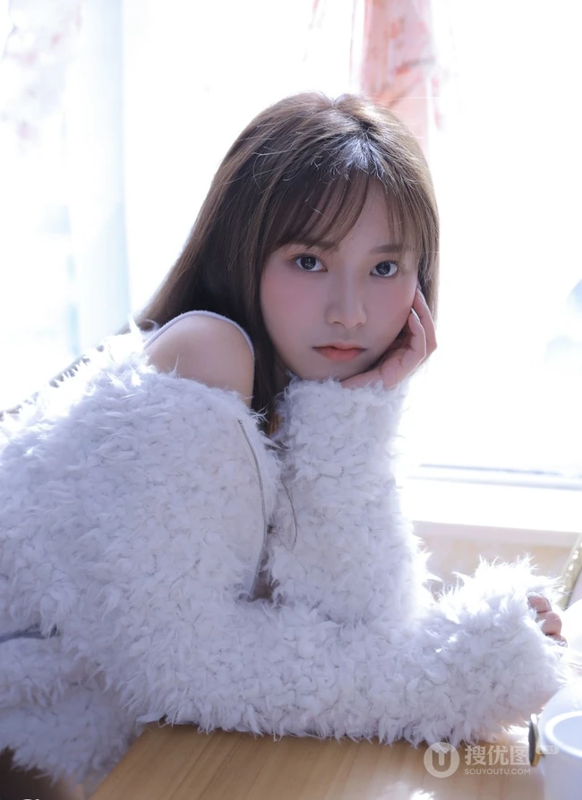 气质白皙少女室内写真，白衣肩带背心搭短裤，身材姣好