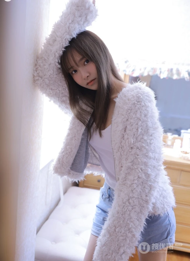 气质白皙少女室内写真，白衣肩带背心搭短裤，身材姣好