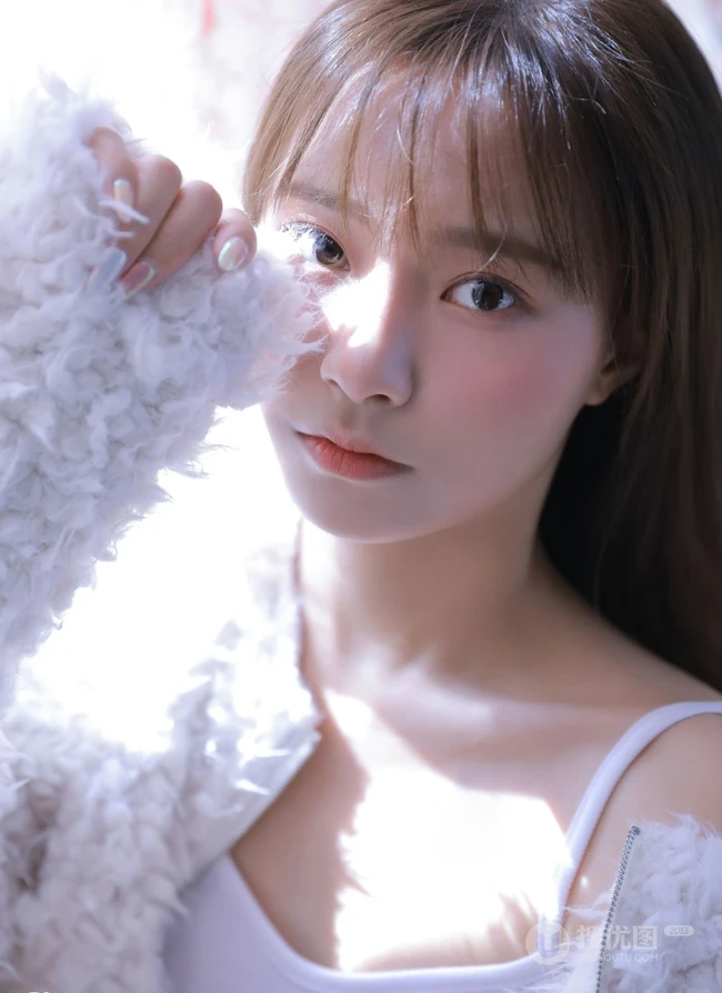气质白皙少女室内写真，白衣肩带背心搭短裤，身材姣好