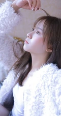 气质白皙少女室内写真，白衣肩带背心搭短裤，身材姣好