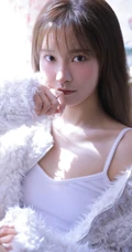 气质白皙少女室内写真，白衣肩带背心搭短裤，身材姣好