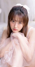 让人动心的肩带轻纱短裙，文静型美丽女孩肩带短裙室内写真