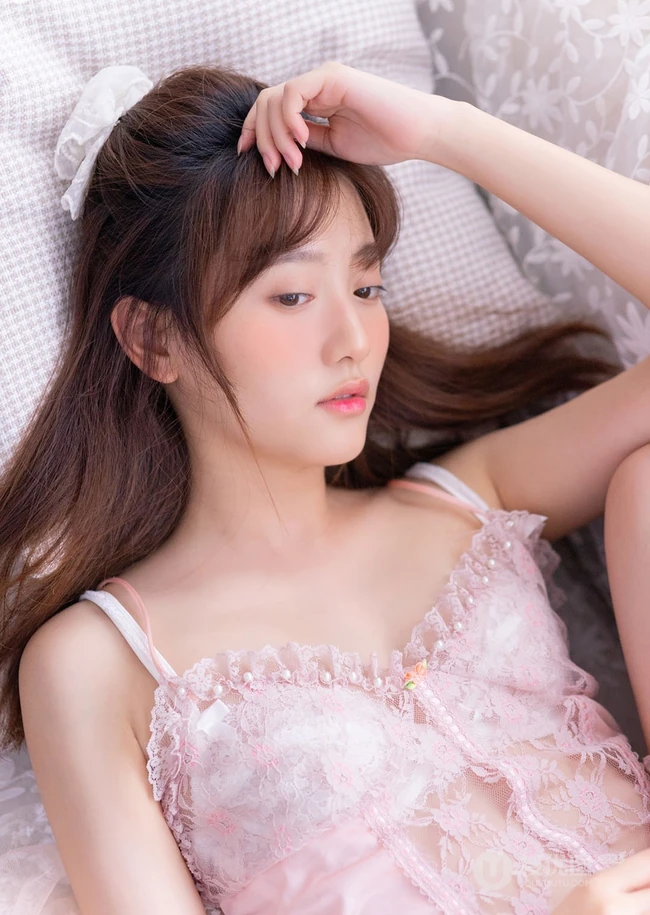 让人动心的肩带轻纱短裙，文静型美丽女孩肩带短裙室内写真