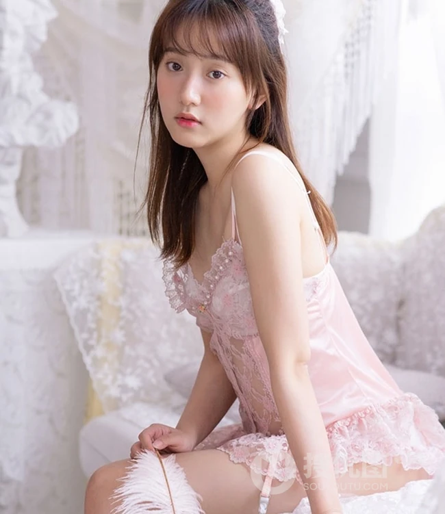 让人动心的肩带轻纱短裙，文静型美丽女孩肩带短裙室内写真