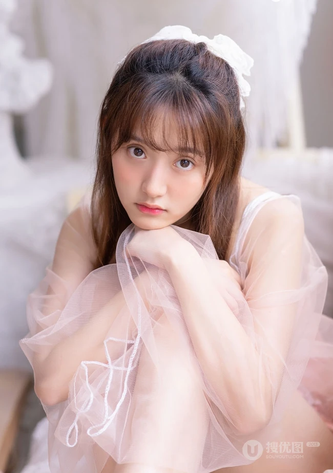 让人动心的肩带轻纱短裙，文静型美丽女孩肩带短裙室内写真