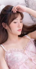 让人动心的肩带轻纱短裙，文静型美丽女孩肩带短裙室内写真