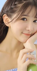 可爱的小辫子女生，绑条小辫子的肩带睡衣短裤少女室内图片