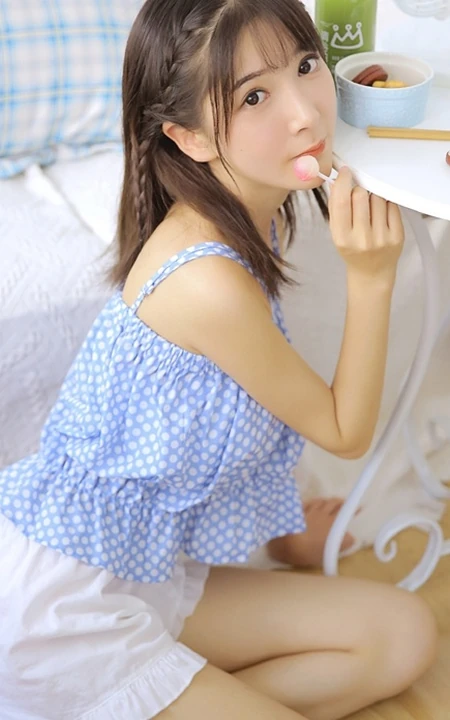 可爱的小辫子女生，绑条小辫子的肩带睡衣短裤少女室内图片