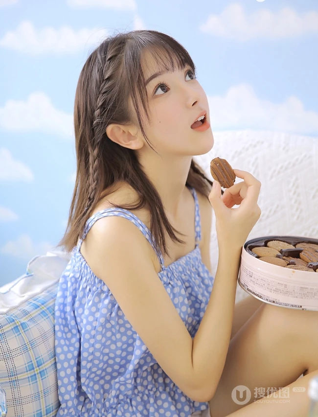 可爱的小辫子女生，绑条小辫子的肩带睡衣短裤少女室内图片