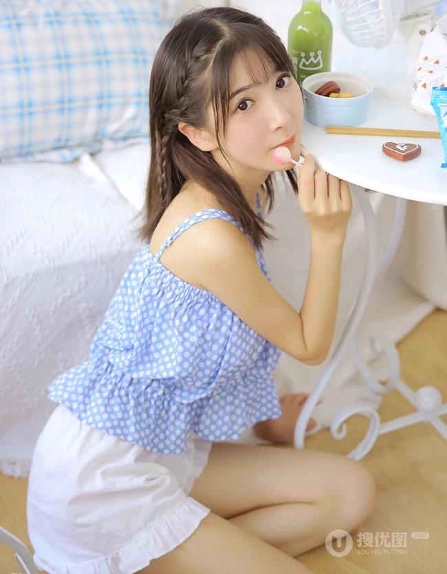 可爱的小辫子女生，绑条小辫子的肩带睡衣短裤少女室内图片
