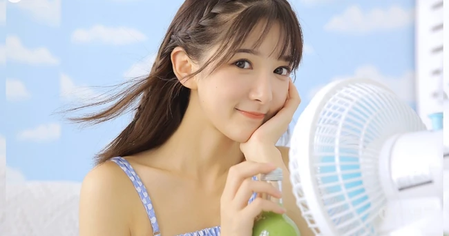 可爱的小辫子女生，绑条小辫子的肩带睡衣短裤少女室内图片