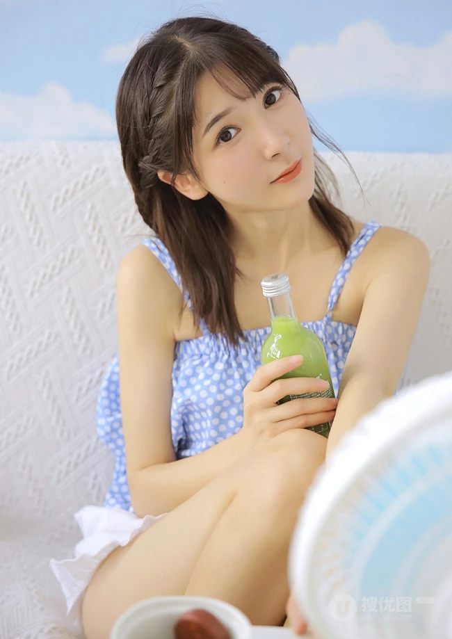 可爱的小辫子女生，绑条小辫子的肩带睡衣短裤少女室内图片