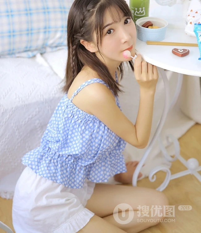 可爱的小辫子女生，绑条小辫子的肩带睡衣短裤少女室内图片