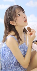 可爱的小辫子女生，绑条小辫子的肩带睡衣短裤少女室内图片