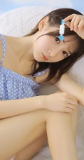 可爱的小辫子女生，绑条小辫子的肩带睡衣短裤少女室内图片