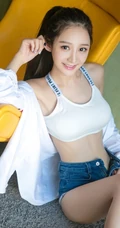 诱人的马甲线，运动少女田慕儿气质衬衫背心，短裤室内写真集