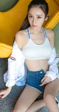 诱人的马甲线，运动少女田慕儿气质衬衫背心，短裤室内写真集