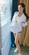 诱人的马甲线，运动少女田慕儿气质衬衫背心，短裤室内写真集