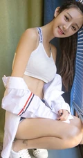 诱人的马甲线，运动少女田慕儿气质衬衫背心，短裤室内写真集