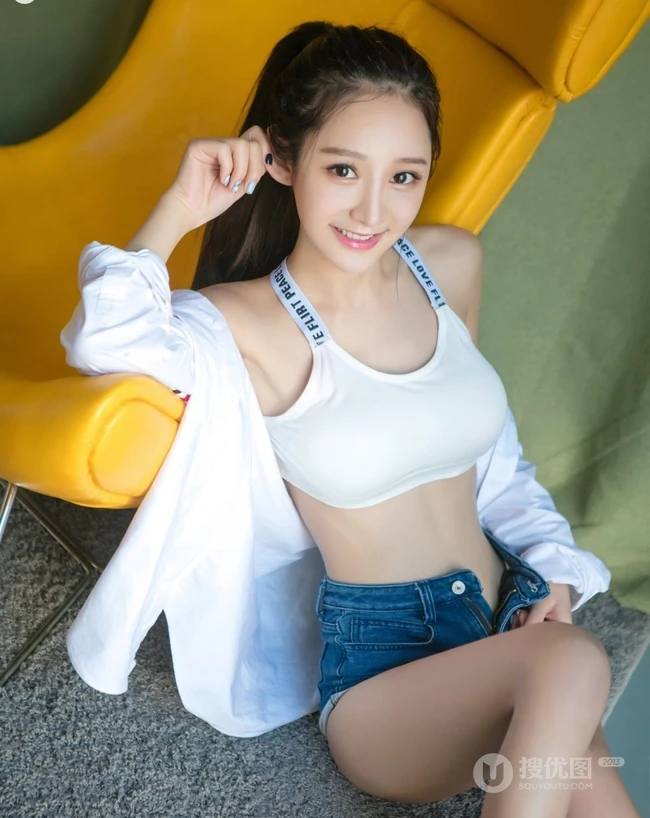 诱人的马甲线，运动少女田慕儿气质衬衫背心，短裤室内写真集