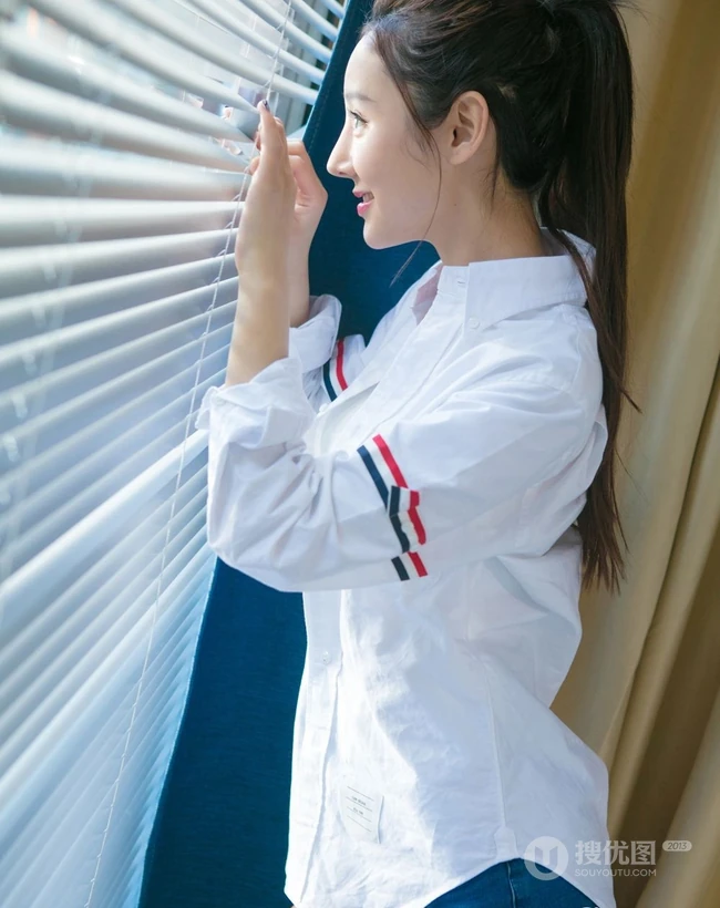 诱人的马甲线，运动少女田慕儿气质衬衫背心，短裤室内写真集