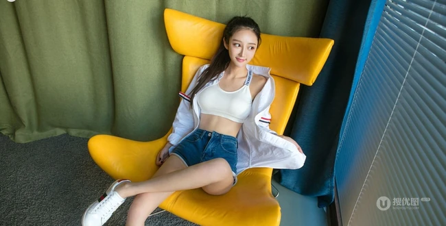 诱人的马甲线，运动少女田慕儿气质衬衫背心，短裤室内写真集