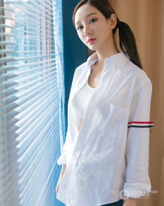 诱人的马甲线，运动少女田慕儿气质衬衫背心，短裤室内写真集