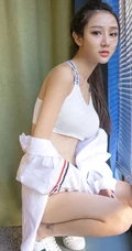 诱人的马甲线，运动少女田慕儿气质衬衫背心，短裤室内写真集