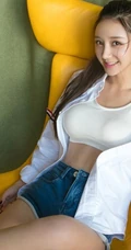 诱人的马甲线，运动少女田慕儿气质衬衫背心，短裤室内写真集