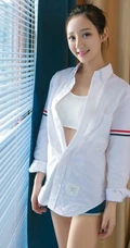 诱人的马甲线，运动少女田慕儿气质衬衫背心，短裤室内写真集