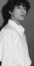 卷发发型帅哥王安宇白色衬衫儒雅黑白写真图片