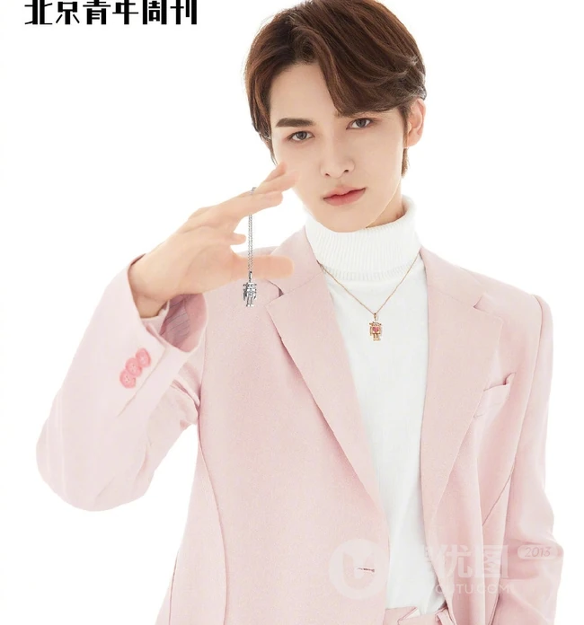 朱正廷时尚潮流着装登《北京青年周刊》杂志写真图片
