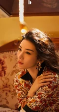 黄奕神秘慵懒光影与场景交错写真，尽显电影般的镜头魅力