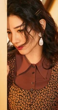 黄奕神秘慵懒光影与场景交错写真，尽显电影般的镜头魅力