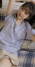 超清新空气刘海马尾辫少女T恤短裤室内线条感写真图片