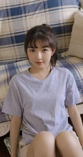 超清新空气刘海马尾辫少女T恤短裤室内线条感写真图片
