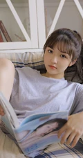 超清新空气刘海马尾辫少女T恤短裤室内线条感写真图片