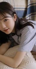 超清新空气刘海马尾辫少女T恤短裤室内线条感写真图片
