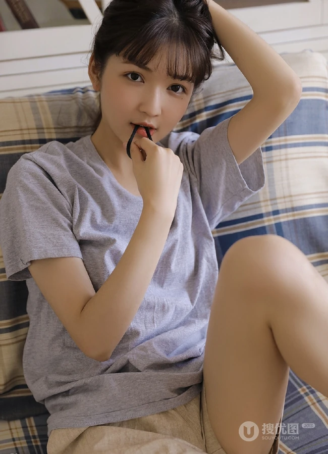 超清新空气刘海马尾辫少女T恤短裤室内线条感写真图片