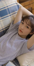 超清新空气刘海马尾辫少女T恤短裤室内线条感写真图片