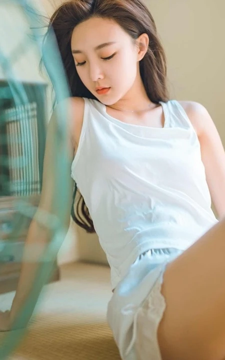 开始想念夏天，穿着清凉少女室内写真，满满怀旧色彩