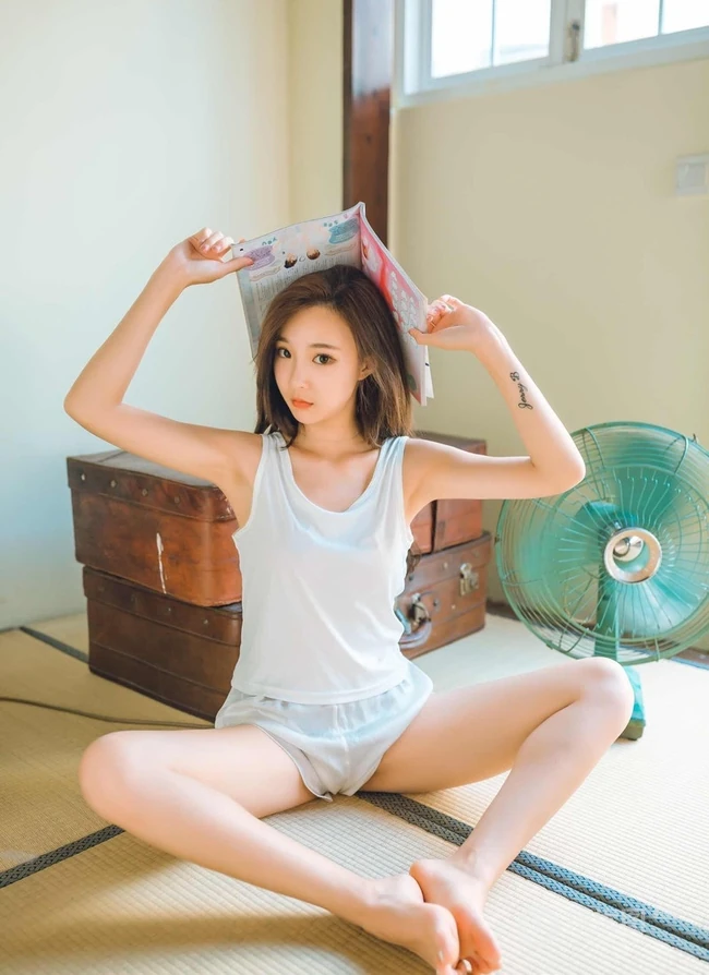 开始想念夏天，穿着清凉少女室内写真，满满怀旧色彩