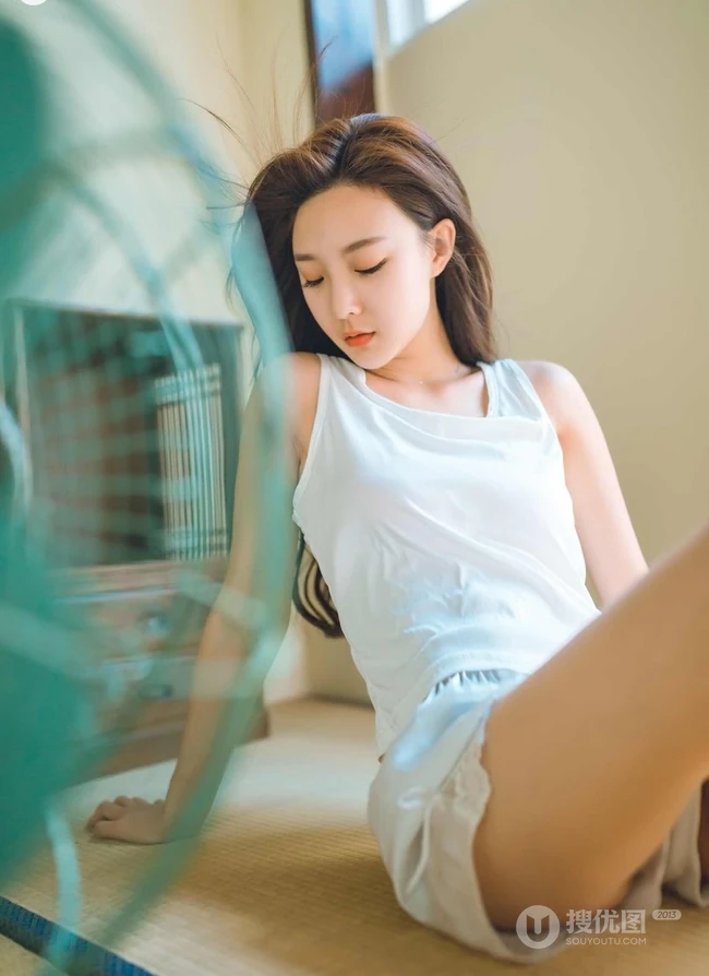 开始想念夏天，穿着清凉少女室内写真，满满怀旧色彩