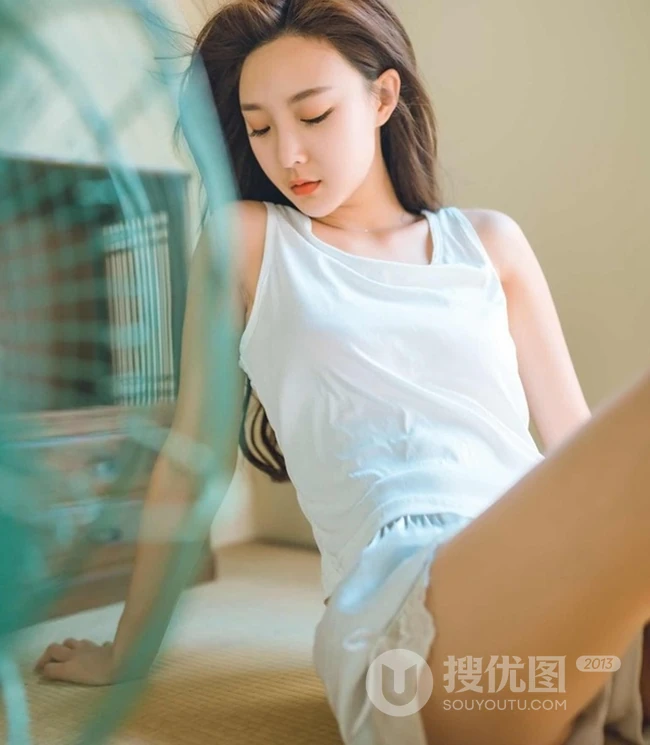 开始想念夏天，穿着清凉少女室内写真，满满怀旧色彩