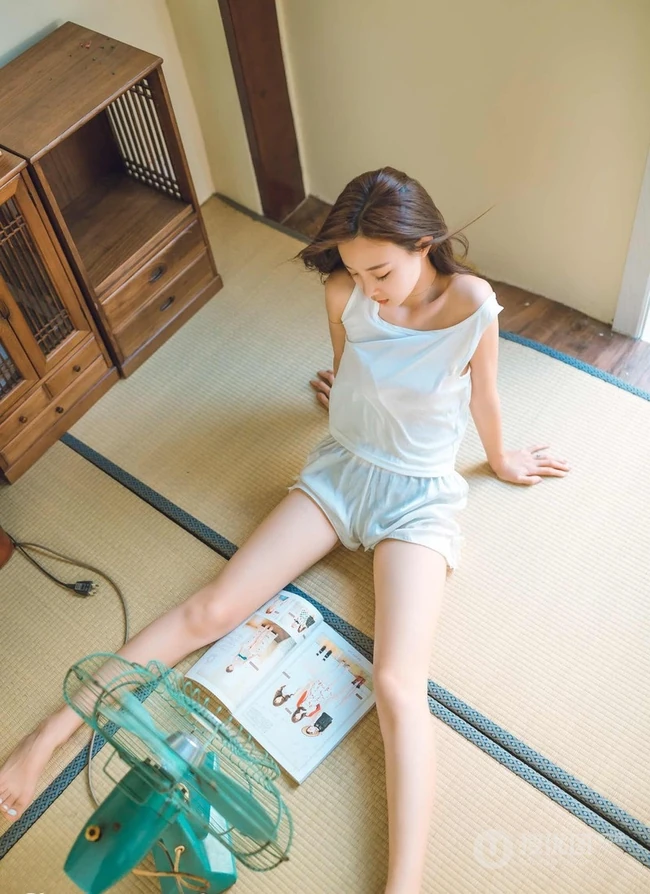 开始想念夏天，穿着清凉少女室内写真，满满怀旧色彩